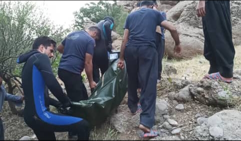 غرق شدن گردشگر بروجردی در امواج خروشان گهر رود/ با تلاش تیم جستوجوی سیلاب لرستان جسد از آب بیرون کشیده شد